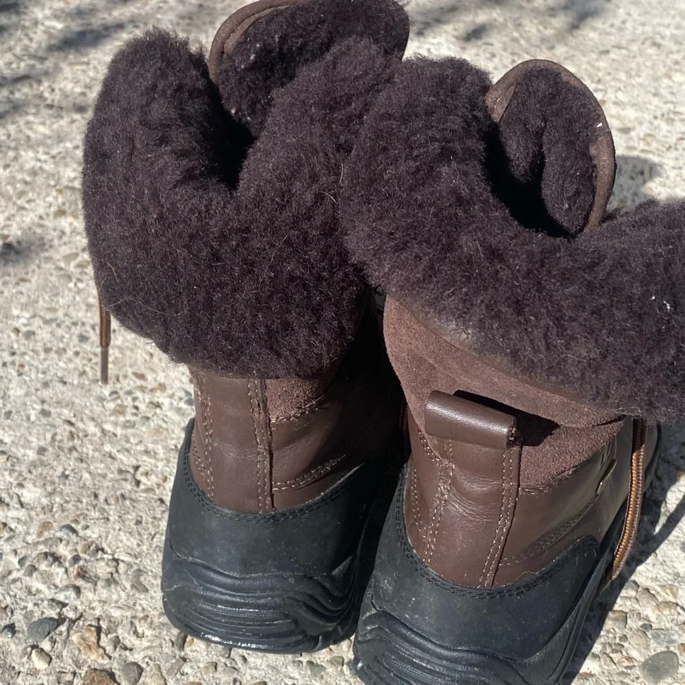 UGG Men's 6 Chocolate and Ebony Snow Boots
